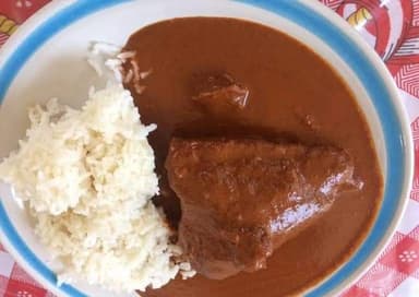 Pollo con Mole y Arroz