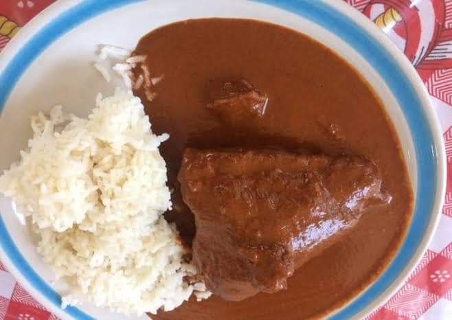 Pollo con mole y arroz