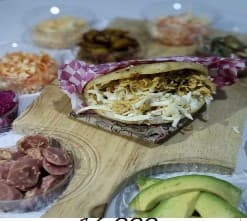 Arepa de Pollo con Queso