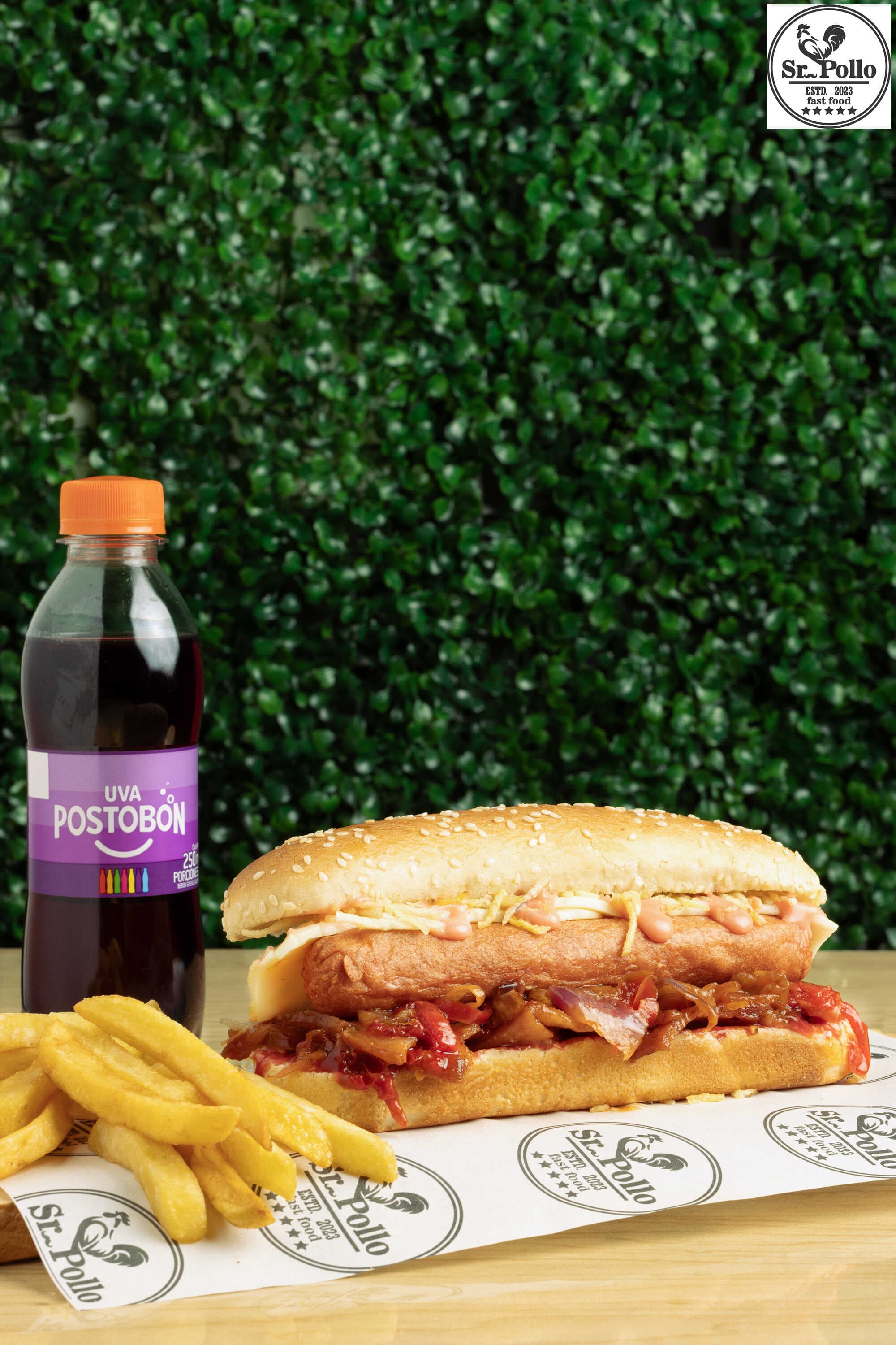Perro Señor Pollo con Papas y Bebida