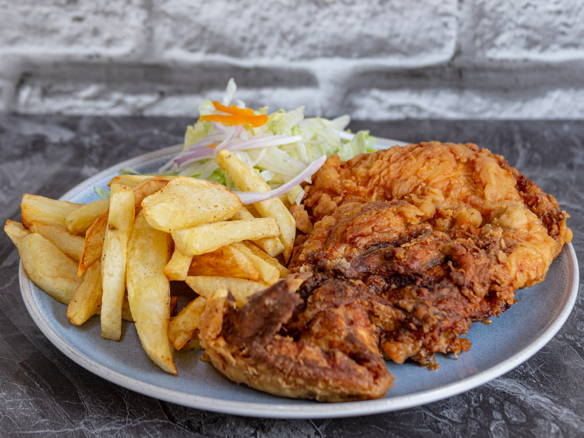 Pollo Broaster con Papas Fritas