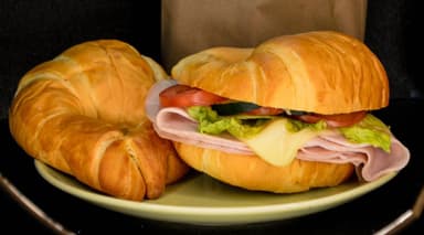 Croissant jamón y queso
