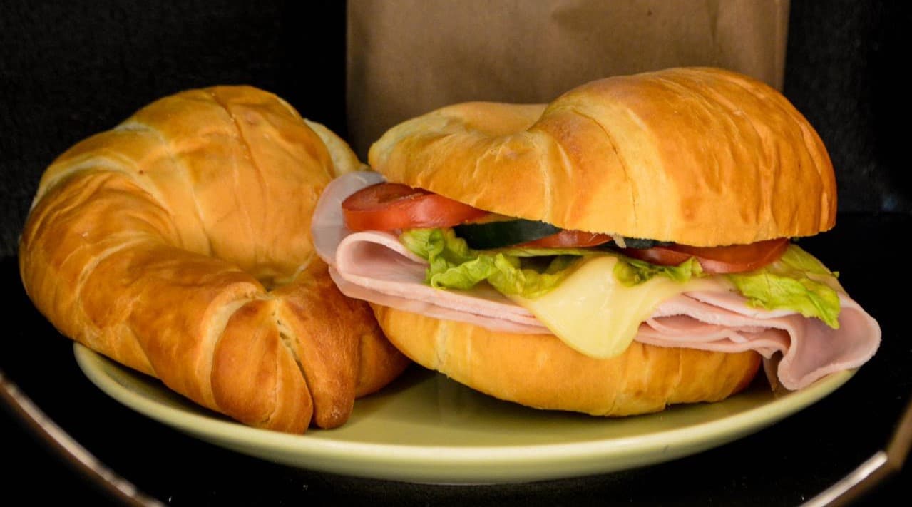 Croissant jamón y queso