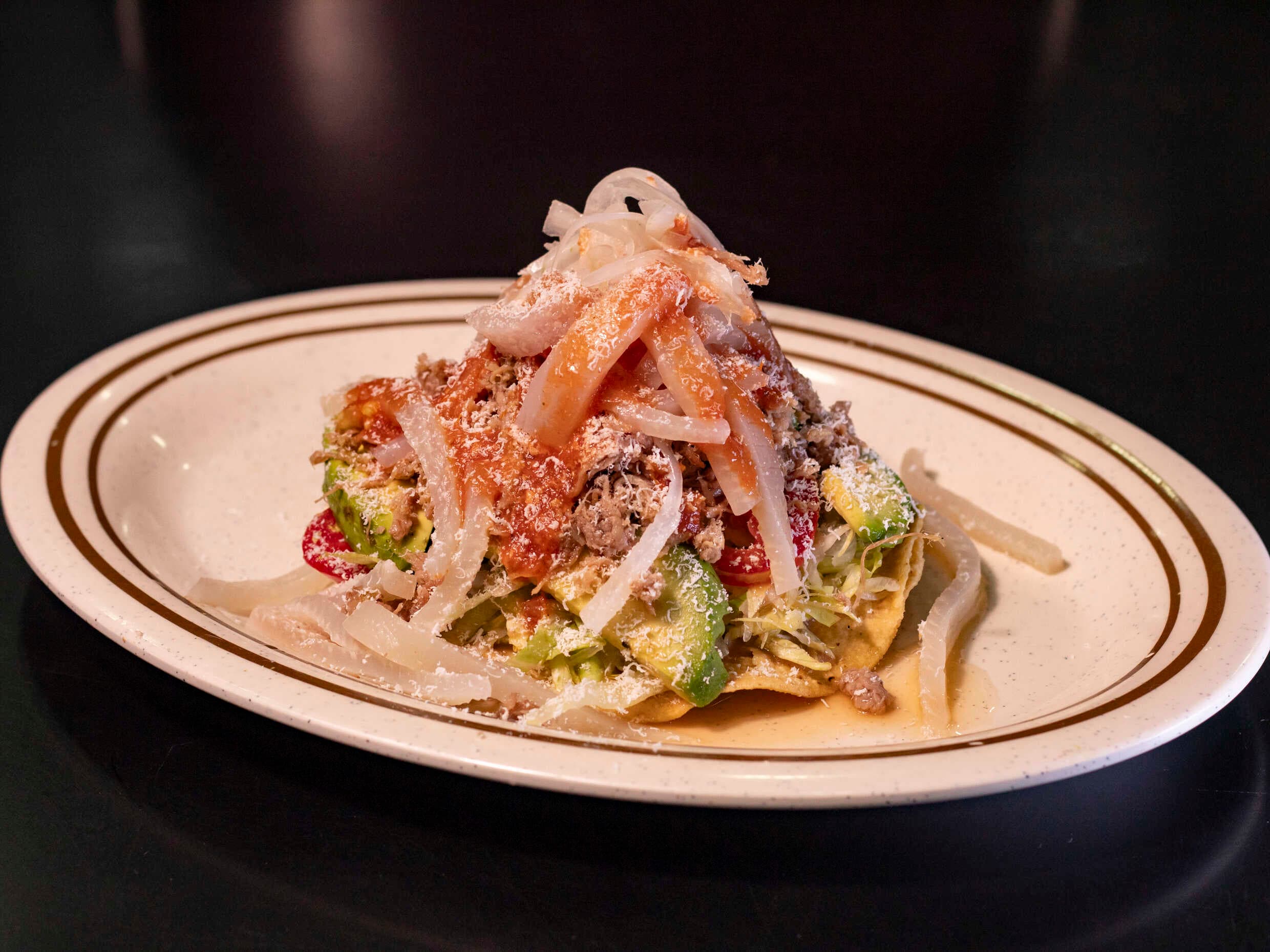 Tostada con Aguacate y Carne