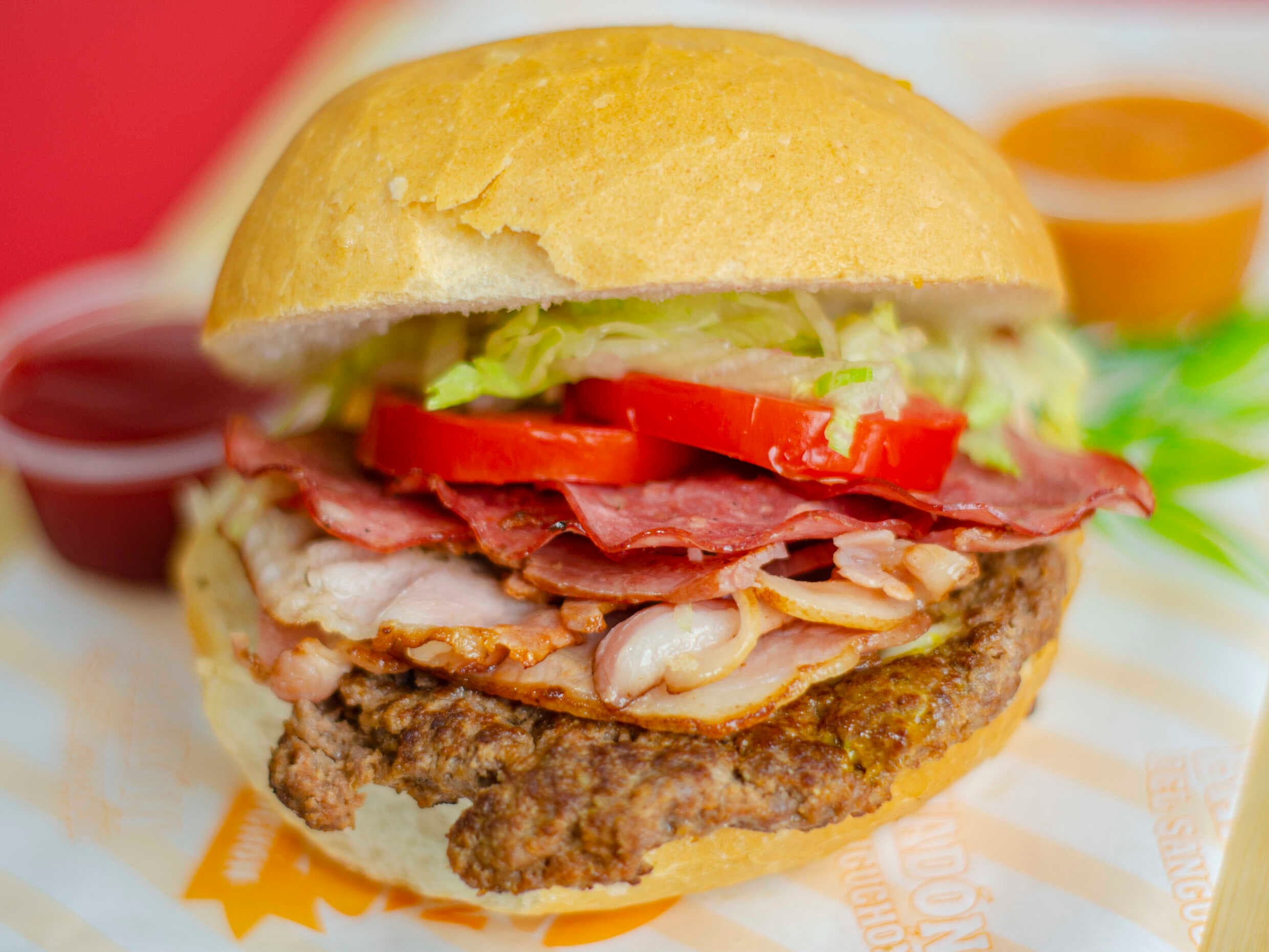 Sándwich de Hamburguesa con 4 Salames y 4 Tocinos