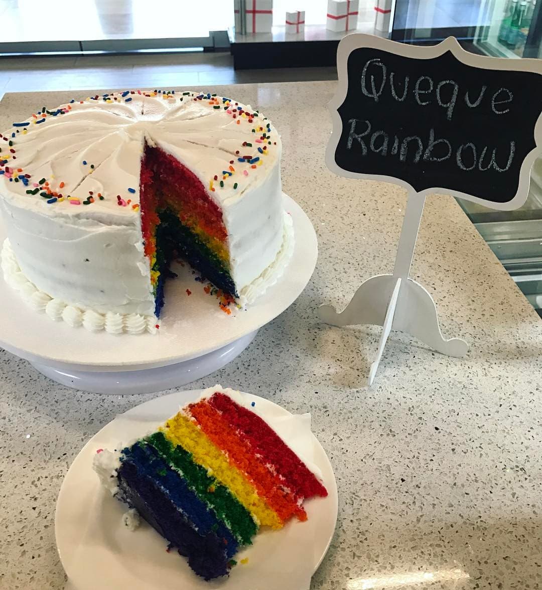 Porción de Queque de Rainbow Cake de Vainilla