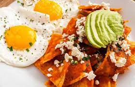 Chilaquiles Rojos con Huevo Estrellados