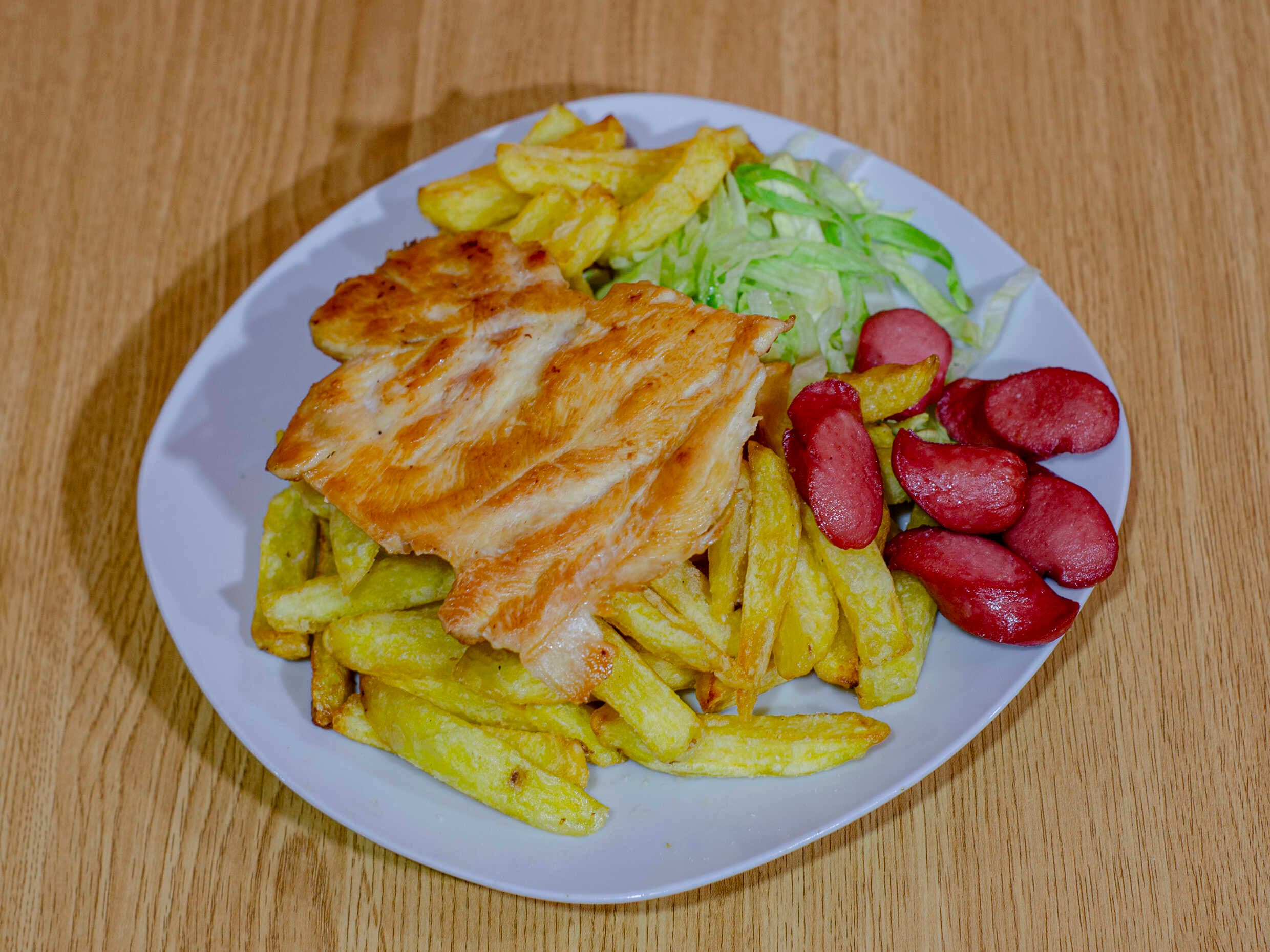 Salchipapa con Filete