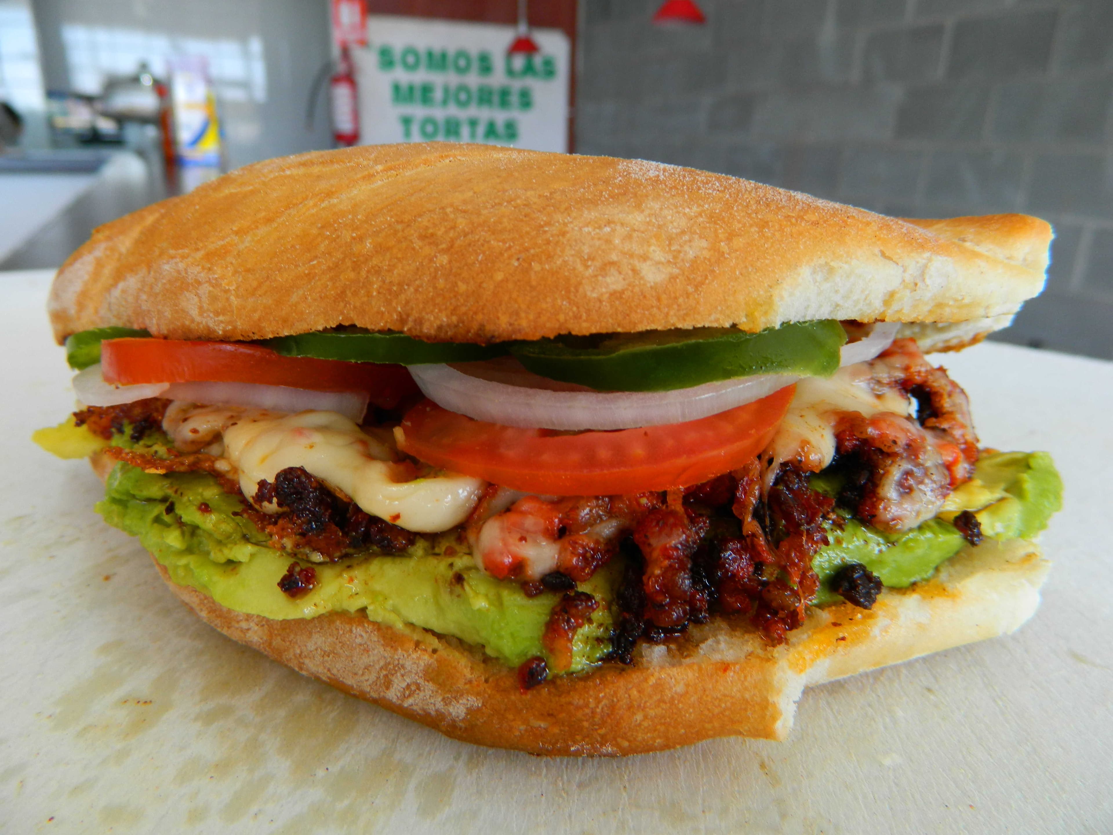 Lonche de Chorizo con Queso con Aguacate