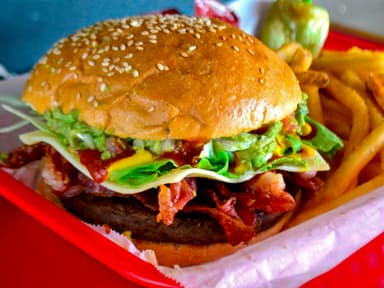 Hamburguesa Guacamole con Tocino + papas