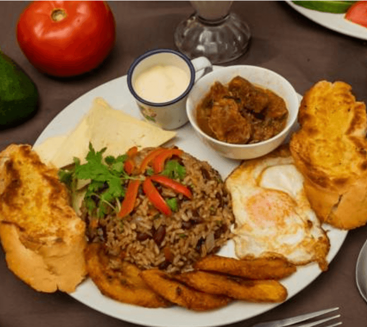 Gallo Pinto con un Huevo