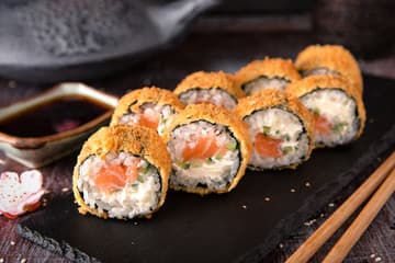 COMBO YAKIMESHI + EBI MAKI EMPANIZADO + BEBIDA