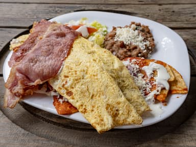 Chilaquiles con Huevo Tocino