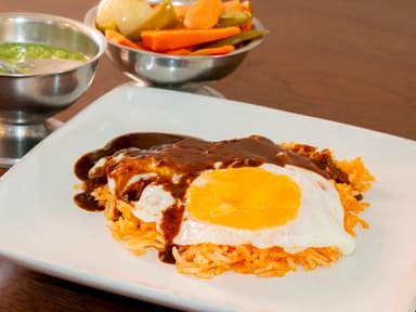 Arroz con huevo y mole