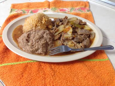 Bistec Ranchero + Agua de Sabor