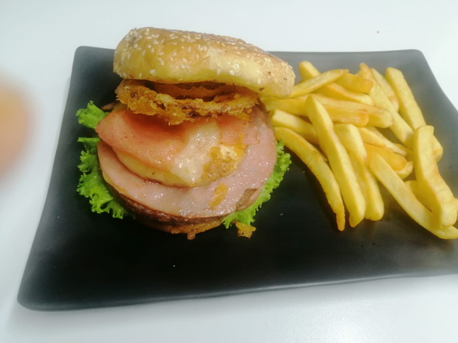 HAMBURGUESA DE POLLO + PAPAS + AROS DE CEBOLLA