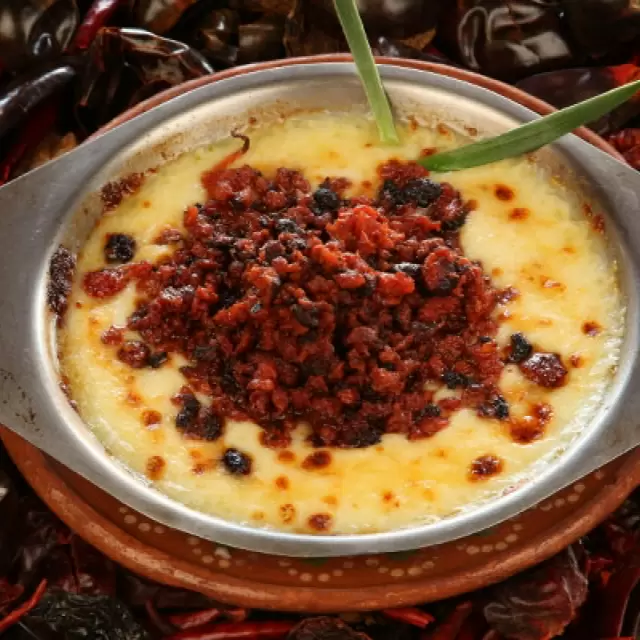 Queso Fundido con Chorizo