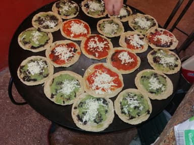 Orden de picaditas con salsa verde o roja
