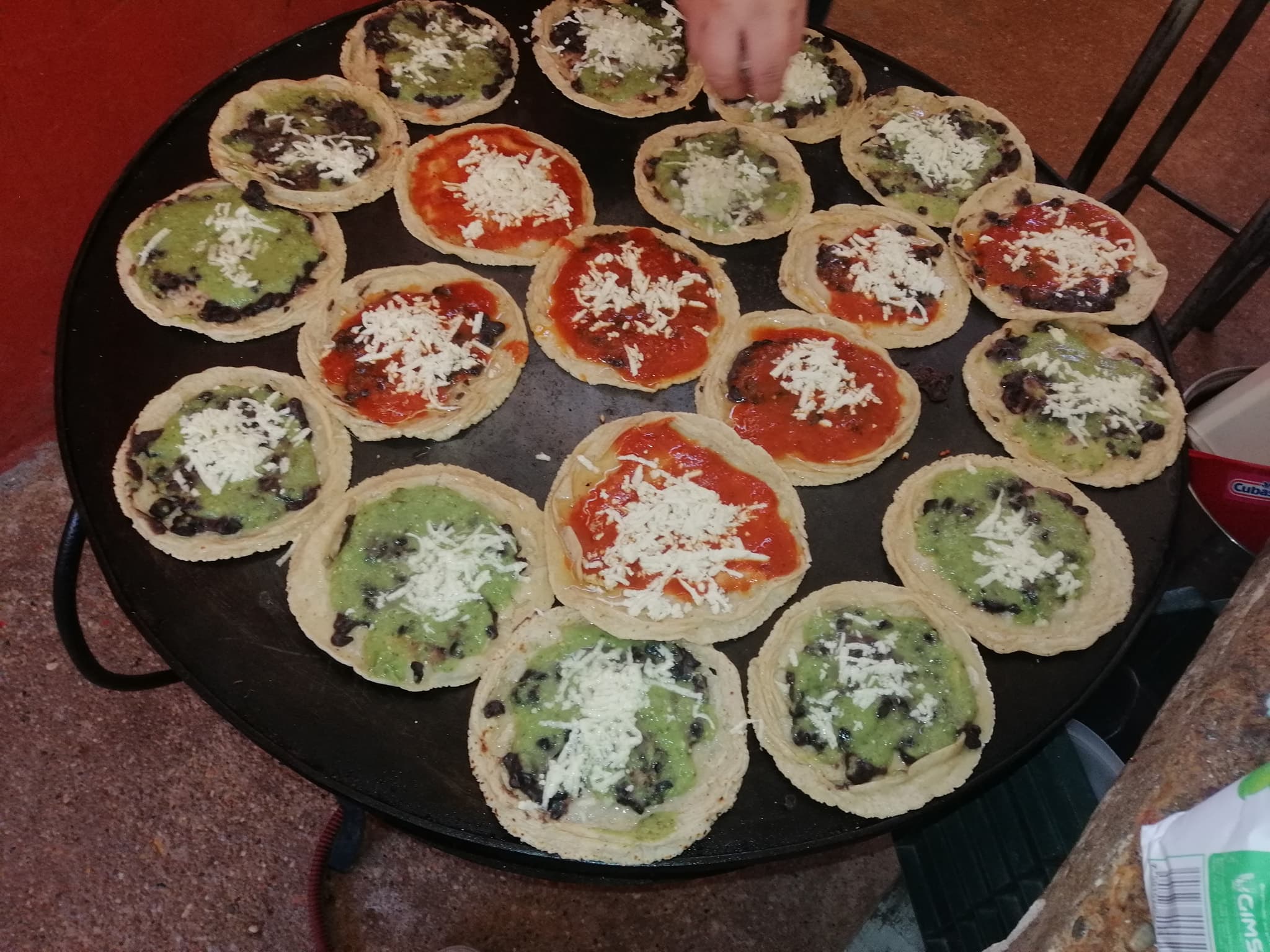 Orden de picaditas con salsa verde o roja
