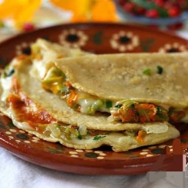 Quesadilla de Flor de calabaza con chicharron cruj