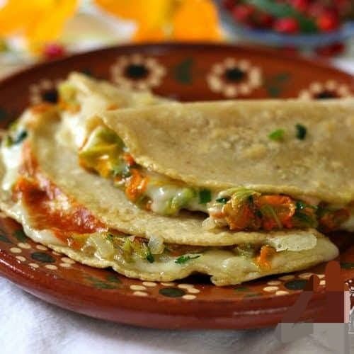 Quesadilla de Flor de calabaza con chicharron cruj