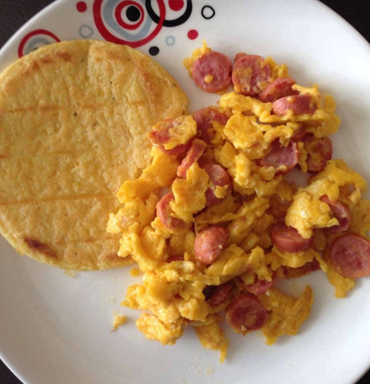 Huevos Rancheros con Arepa Asada+ Jugo de Naranja