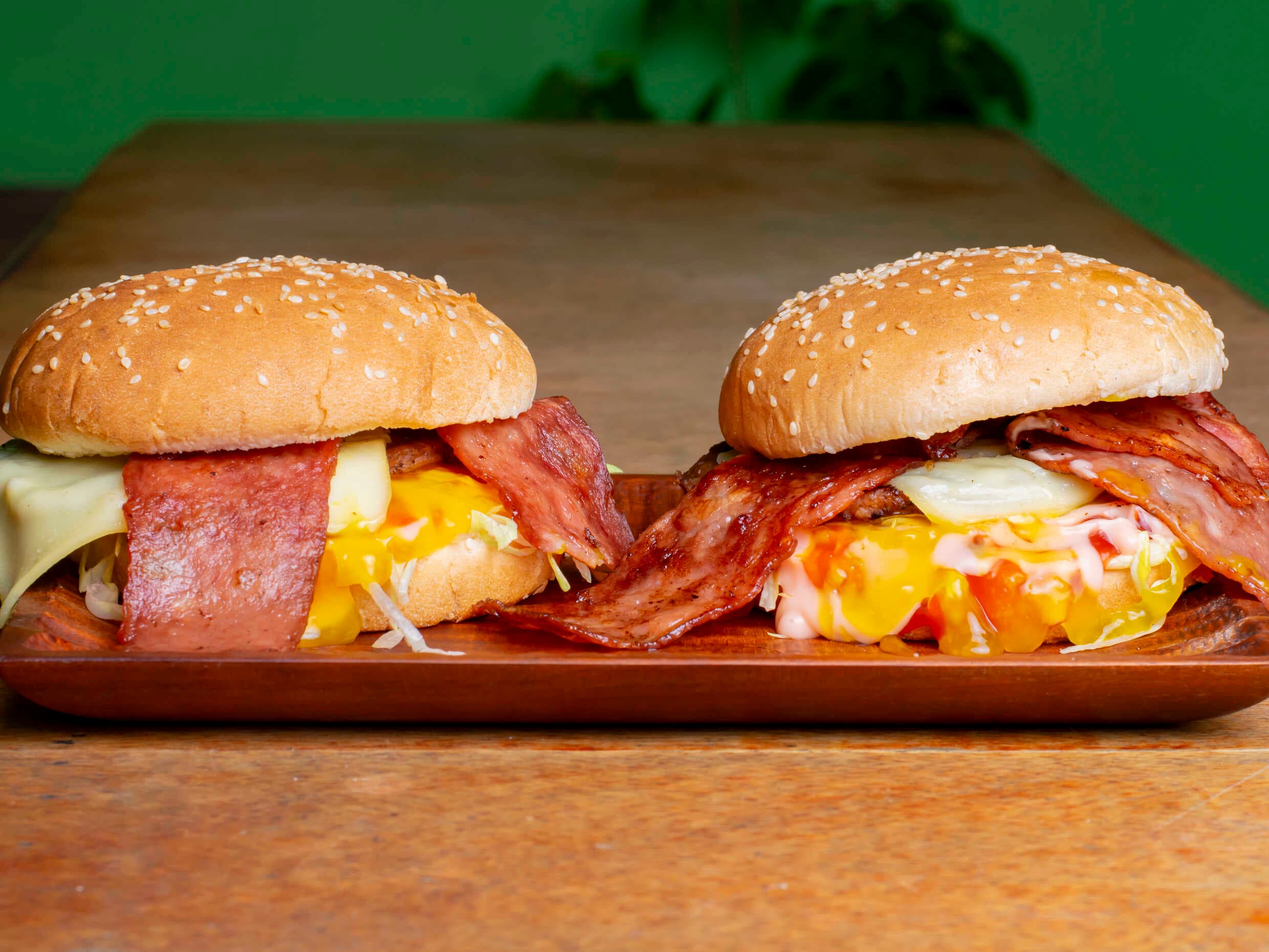 Dos Hamburguesas con Queso y Tocineta