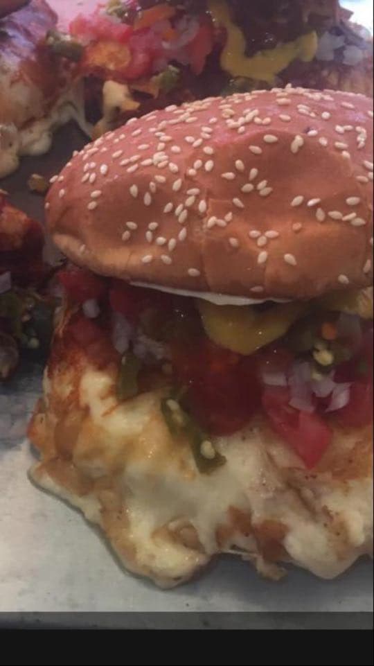 Combo 2 Hamburguesas P Queso + Nachos + Coca-Cola