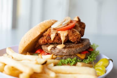 Hamburguesa de carne y pollo con papas