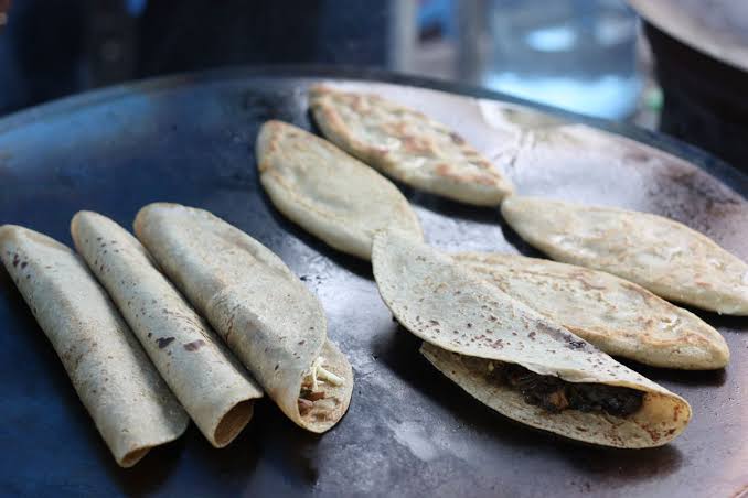 Quesadilla al comal de carne enchilada