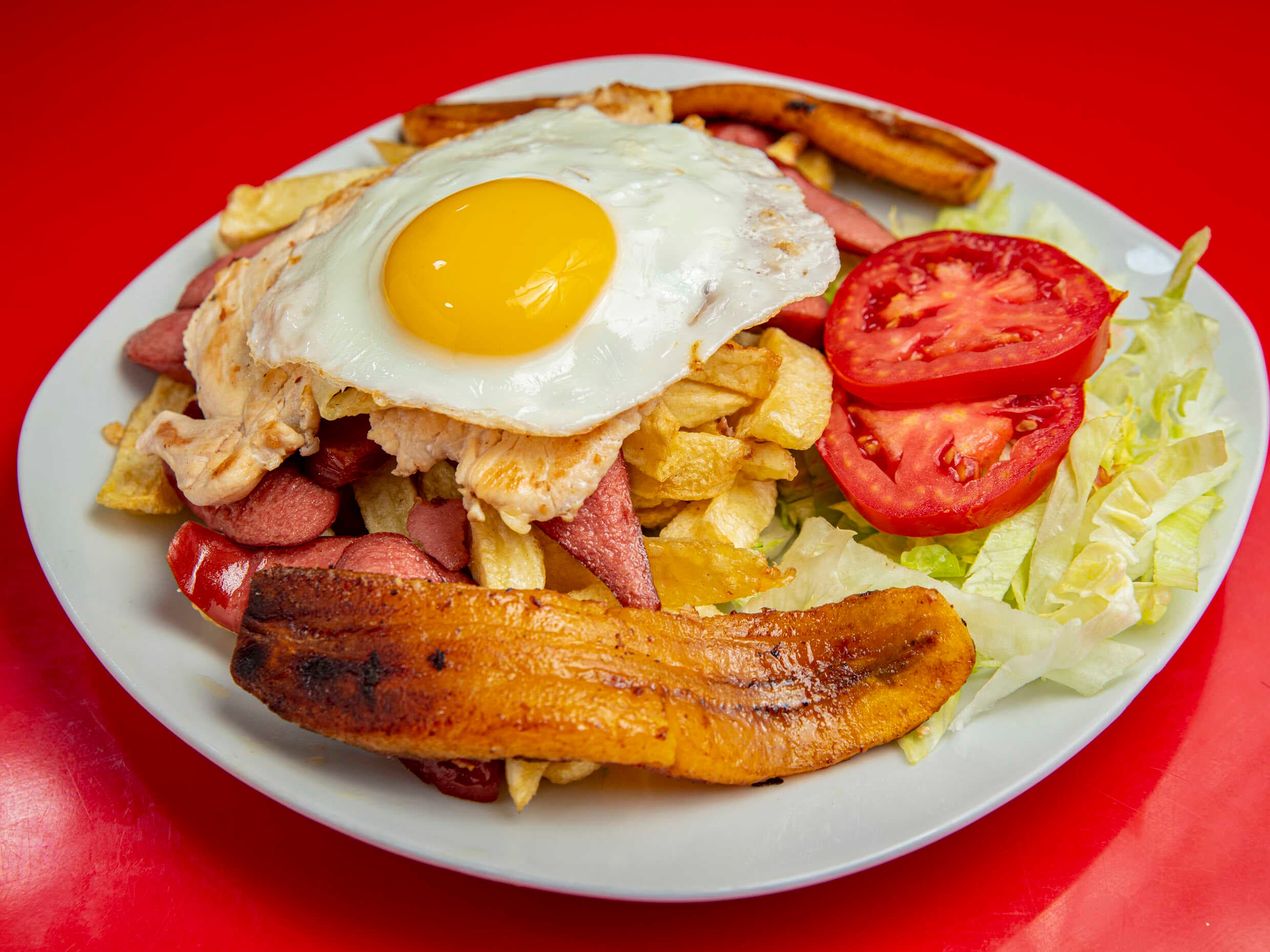 Salchipapa con Filete a lo Pobre