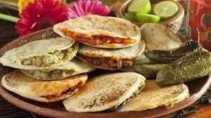 GORDITA FRIJOLES CON QUESO .