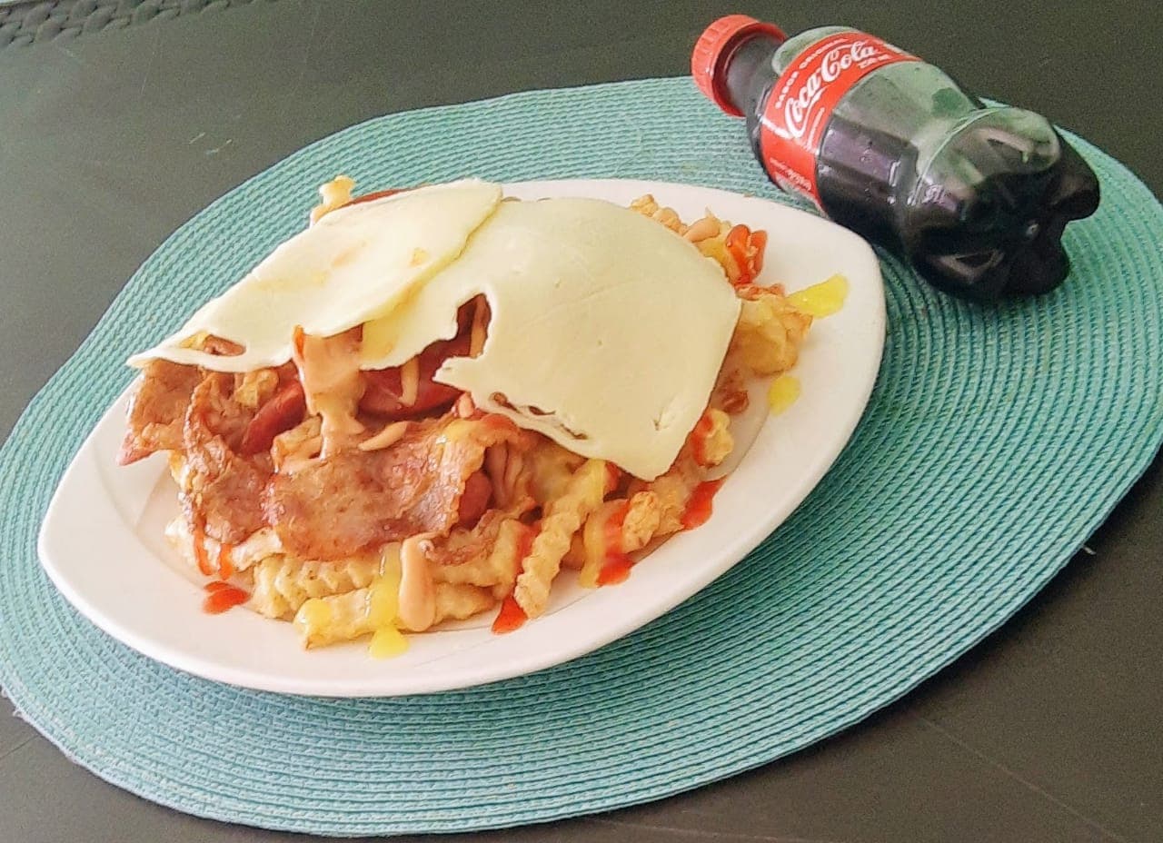 Salchipapa con tocineta gratinada