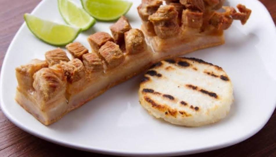 Chicharrón Carnudo con Arepita