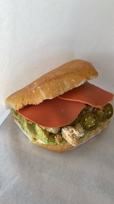 Lonche Aguacatoso de Chicharrón y Salchichón