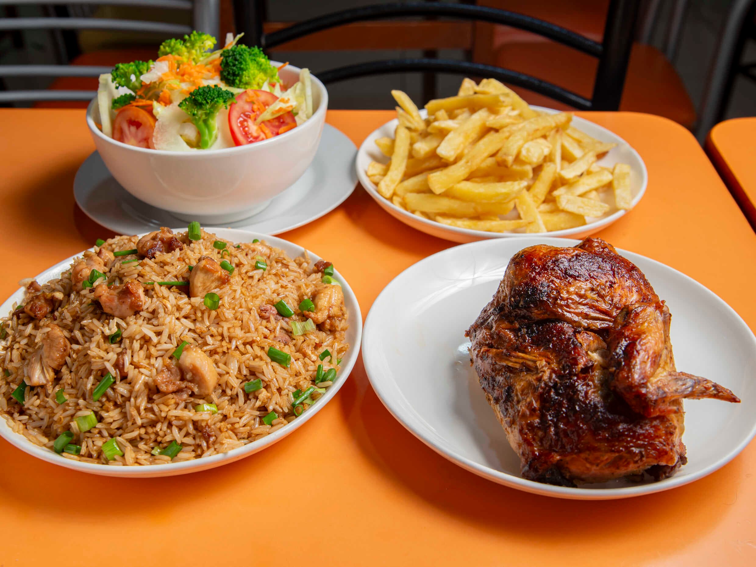1/2 Pollo a la Brasa, Arroz Chaufa, Papas Y Ensald
