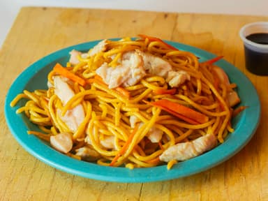 Pasta con Verduras y Carnes Combinadas Ch