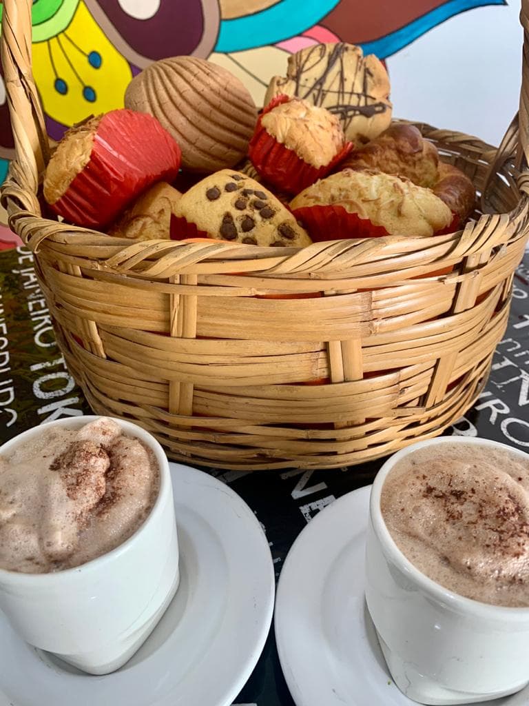 2 Chocolates Calientes con 2 Piezas de Pan Dulce