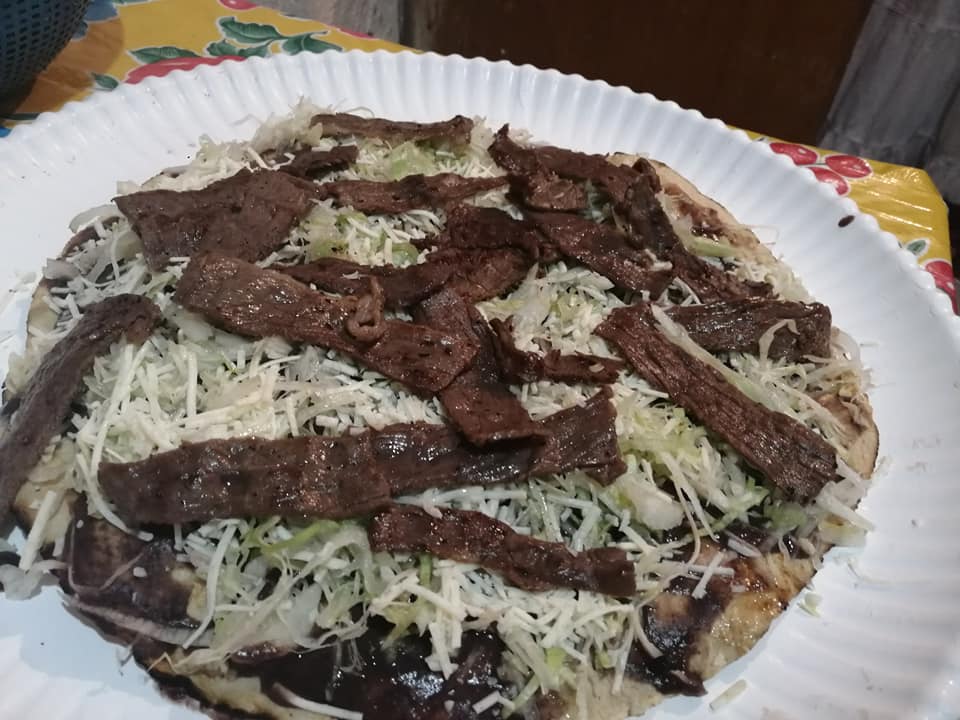Tlayuda con 3 carnes