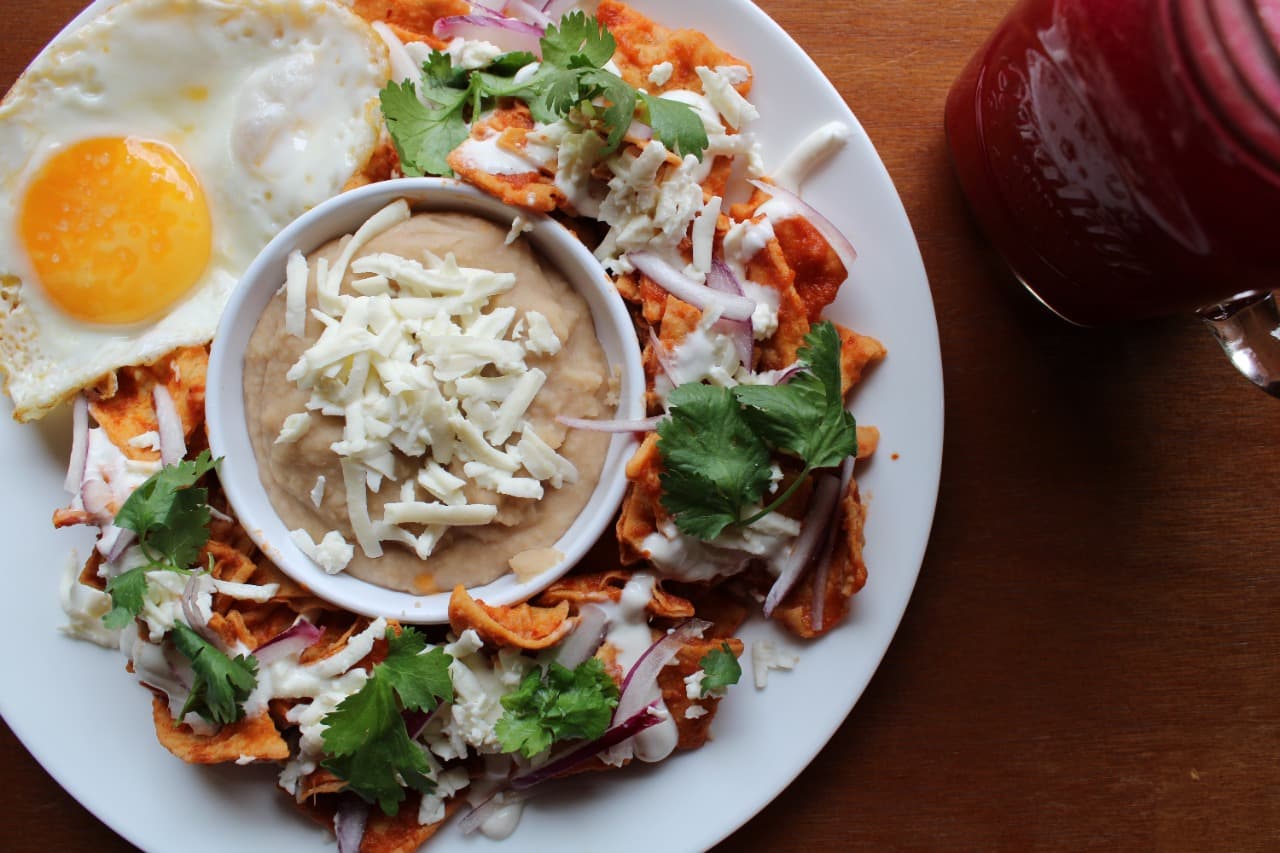 Chilaquiles Rojos con Huevo