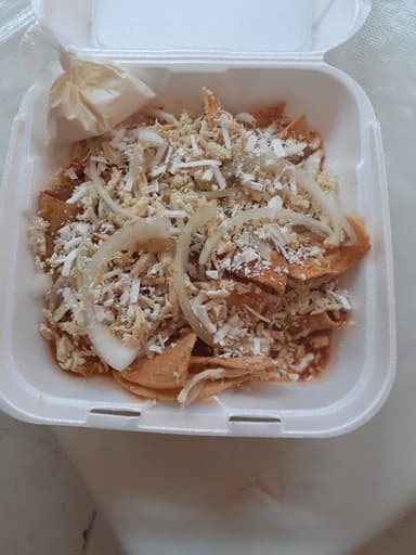 CHILAQUILES ROJOS CON POLLO.
