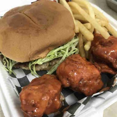 Burger más 4 Alitas o Boneless y bebida