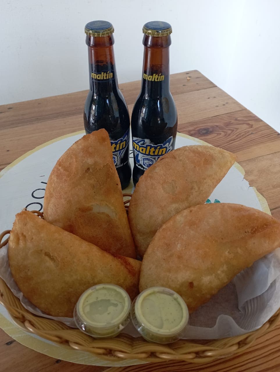 Combo 4 Empanadas + 2 Maltin Polar