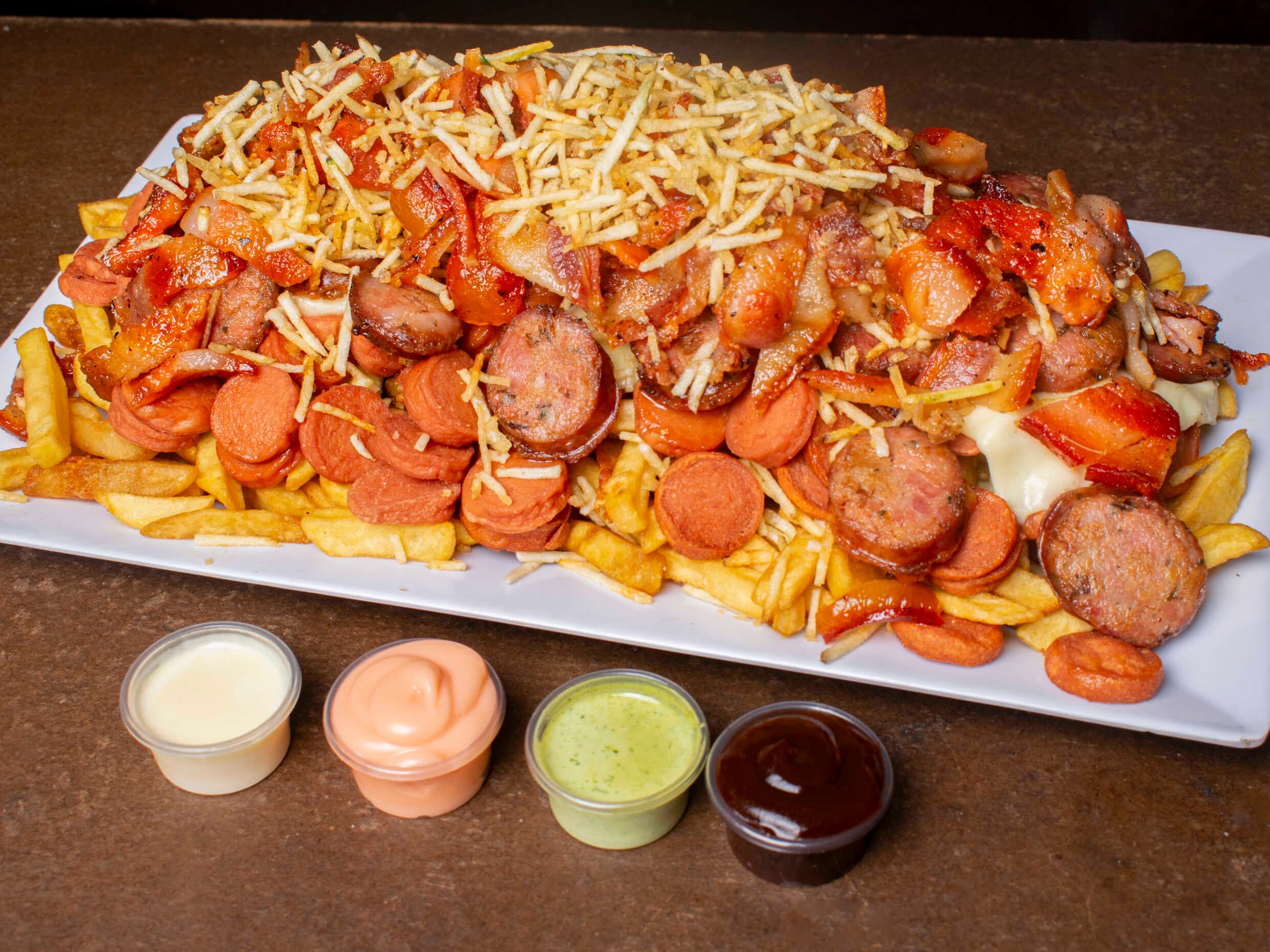 Salchipapa Grande Chorizo y Tocineta
