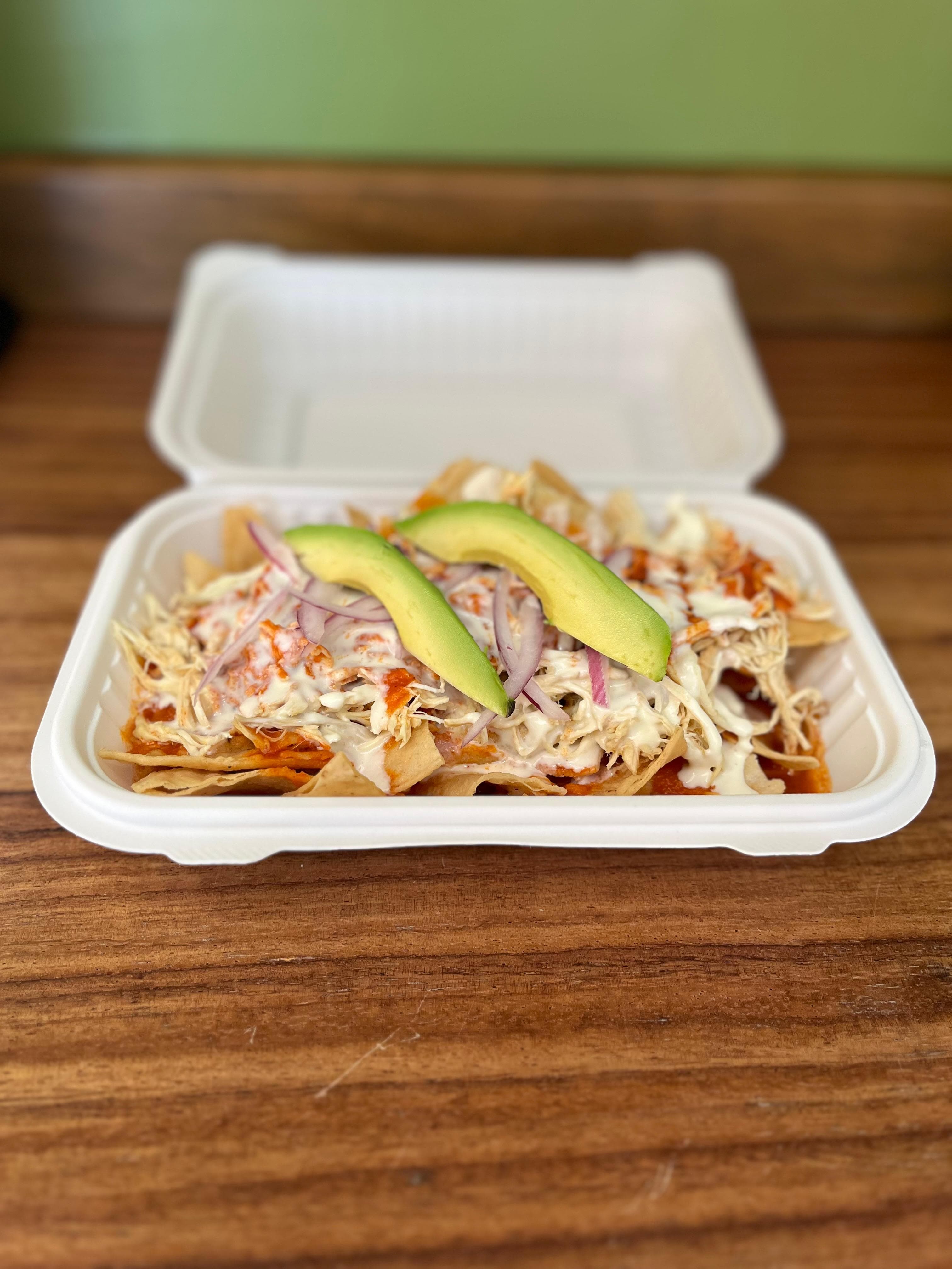 Chilaquiles con Pollo o Gratinados Grandes