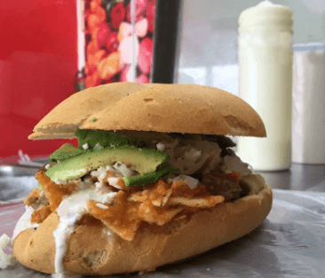 Torta de Chilaquiles con Suadero