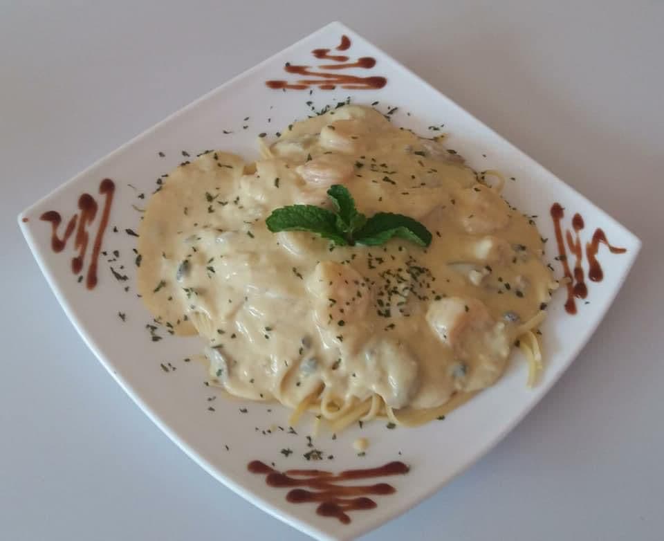 Pasta en Salsa Blanca con Pollo y Tostadas