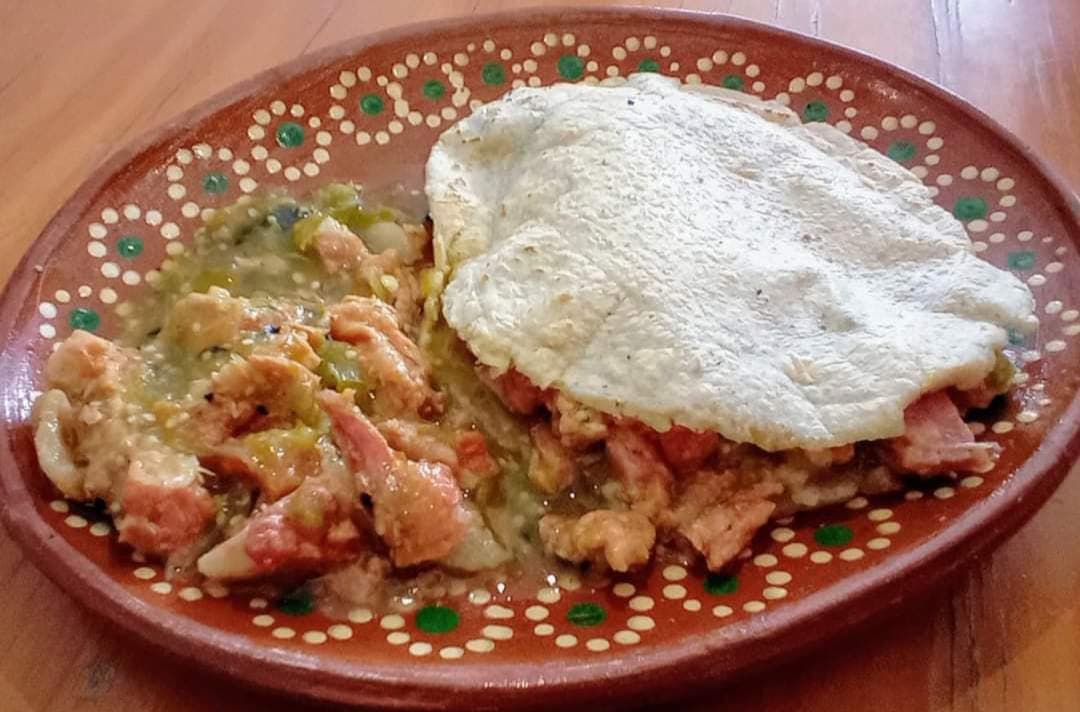 Gordita Chicharrón en Salsa Verde