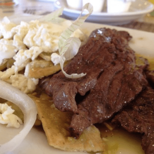 COMBO CHILAQUILES ROJOS CON ARRACHERA