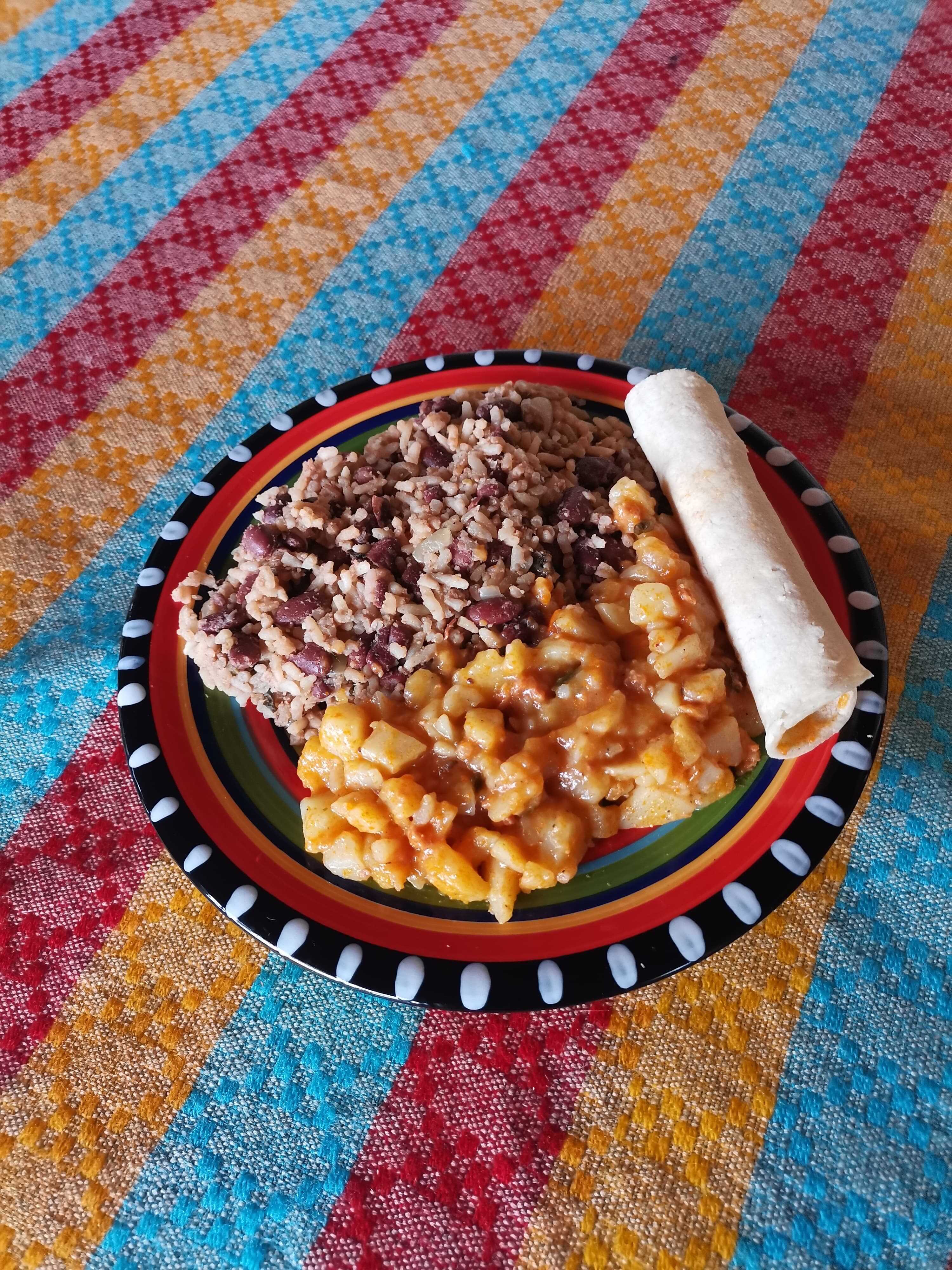Gallo Pinto con Picadillo de Papa